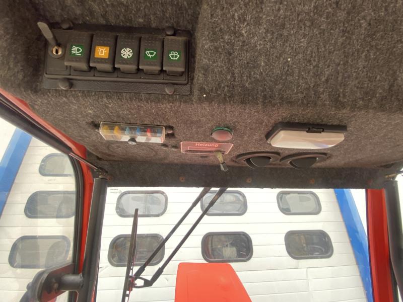 Kommunalschlepper, Traktor mit Kehrmaschine und Schneeräumschild für Winterdienst Kommunalschlepper, Traktor mit Kehrmaschine und Schneeräumschild für Winterdienst