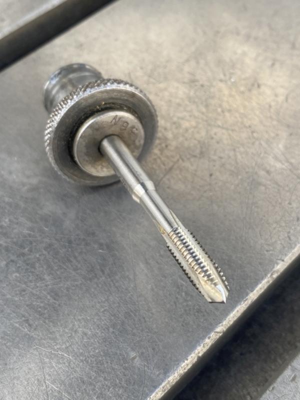 Innengewindeschneidmaschine, Gewindeschneidmaschine mit Leitpatrone