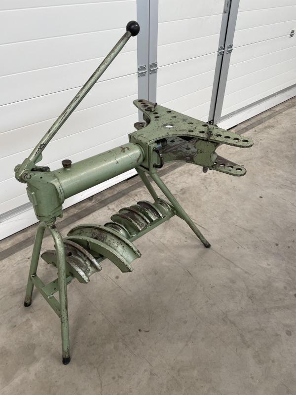 Hydraulischer Rohrbieger mit Handpumpe