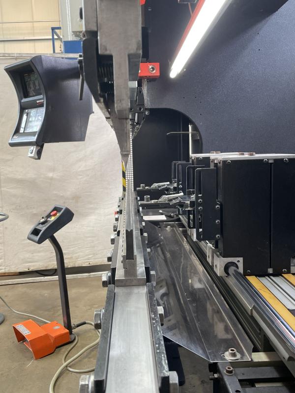 CNC Abkantpresse, Gesenkbiegemaschine mit 8-Achsen