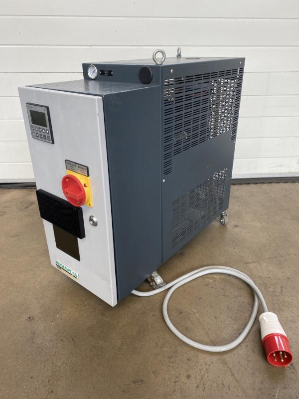 Universal Temperiergerät mit Elektroheizung und Anschlüssen für Fremdkühlung