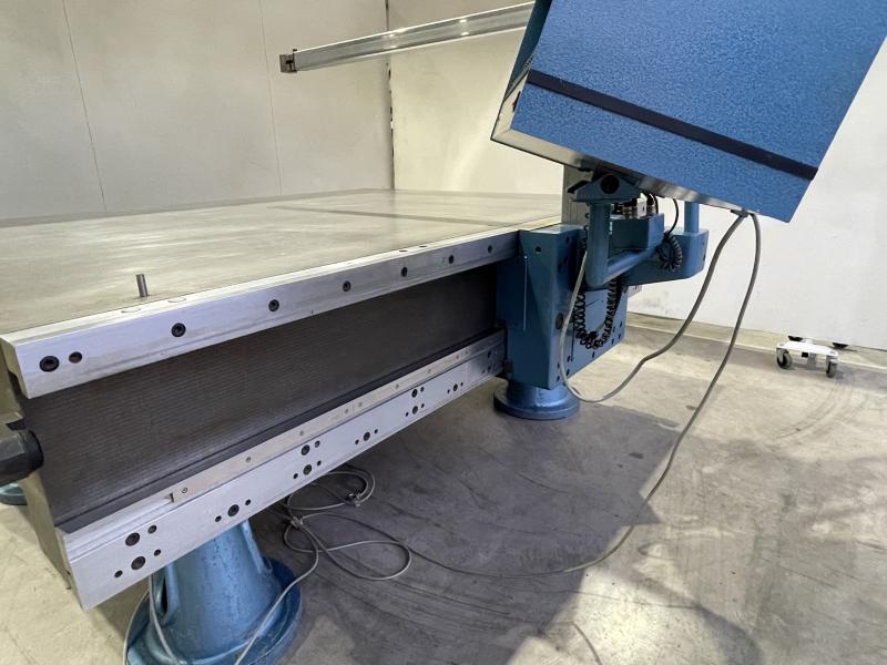 Messmaschine mit handgeführten Messarm,  Mess- und Anreißplatte Stahlguß-Grauguß stark verrippt