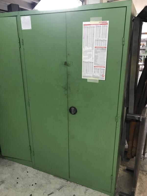 Posten Schrauben und Normteile aus Betriebsauflösung im Metallschrank, Werkstattschrank, Lagerschrank mit 2 Türen