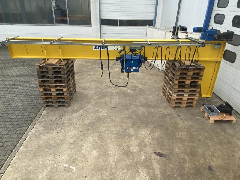 Wandschwenkkran mit Hubwerk, Schwenkantrieb und Katzfahrwerk