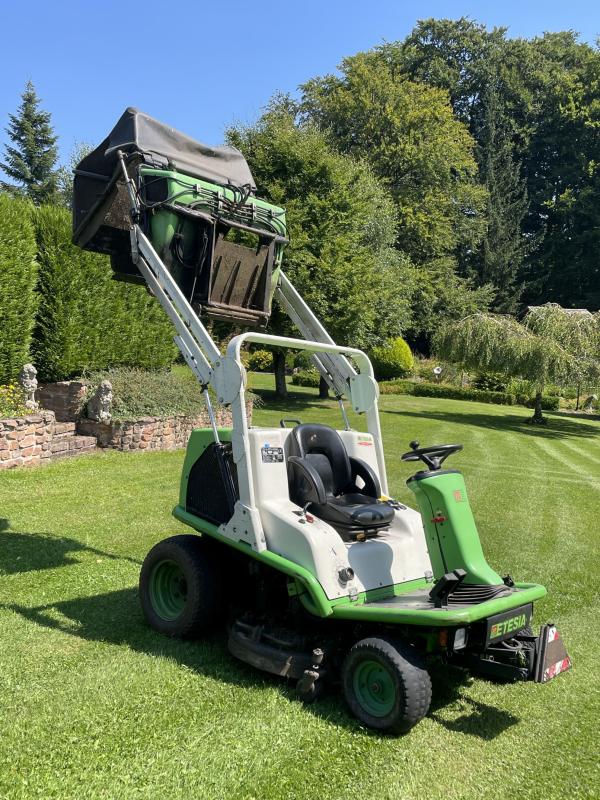 Rasenmäher, Aufsitzmäher, Großflächen-Rasenmäher mit Fangkorb und hydr. Hochentleerung