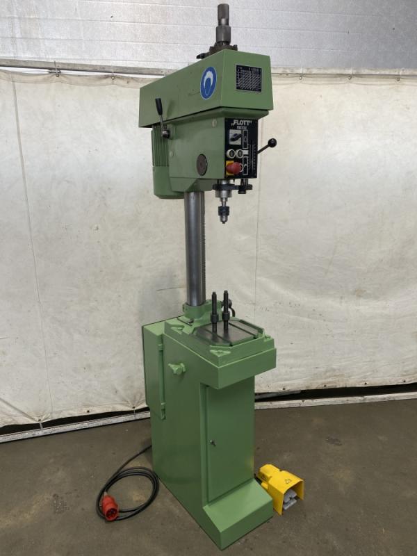 Bohrmaschine und Gewindeschneidmaschine mit Leitpatronen