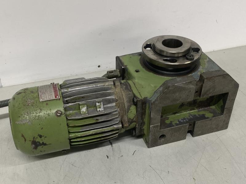 Motorisch angetriebener Teilapparat und Rundtisch auch als Takttisch mit 15° Indexrastung