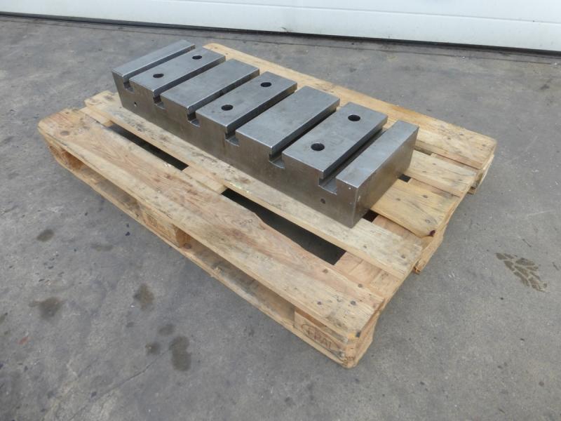 2 Stück Aufspannplatten, 1 Paar Aufspannleisten mit T-Nuten 2 Stück Aufspannplatten, 1 Paar Aufspannleisten mit T-Nuten