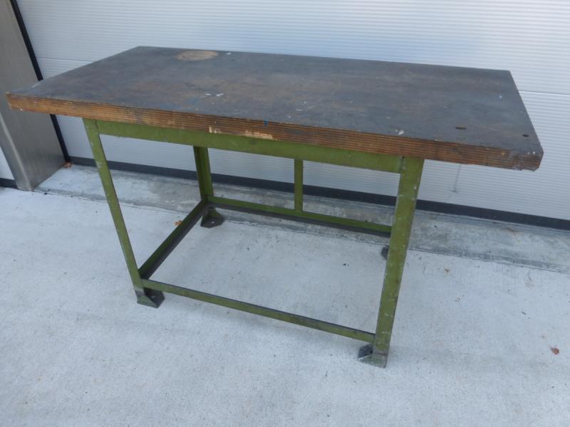 Werkbank, Werktisch mit Metallunterbau