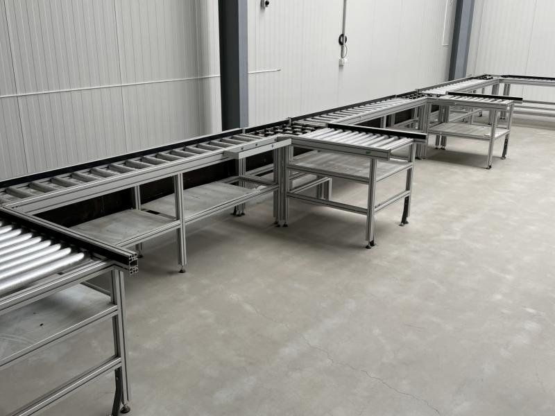 Montagelinie mit Rollenbahn aus Aluminium-Systemprofil und INTERROLL Metallrollen Montagelinie mit Rollenbahn aus Aluminium-Systemprofil und INTERROLL Metallrollen