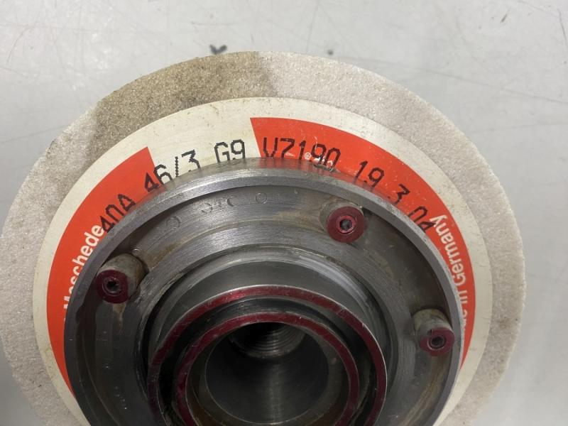 Schleifscheibenflansch mit Auswuchtgewichten für Topfschleifscheinbe, Flachschleifmaschine