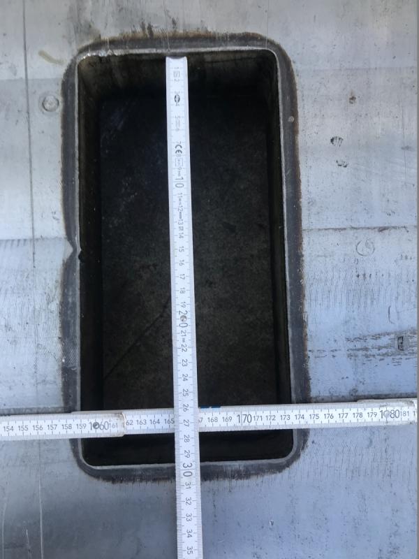 Richt- und Schweißplatte aus Stahl, Vollmaterial Bearbeitete Stahlplatte aus einem Werkzeuggestell Richt- und Schweißplatte aus Stahl, Vollmaterial Bearbeitete Stahlplatte aus einem Werkzeuggestell