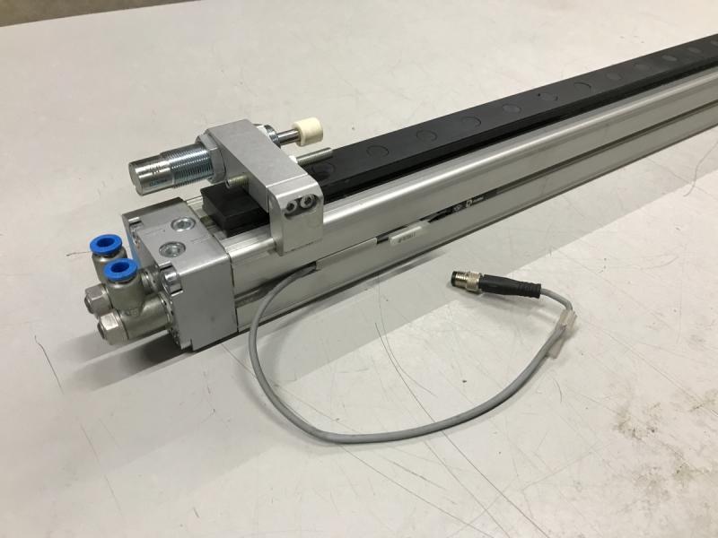 Linearantrieb, kolbenstangenloser Pneumatikzylinder