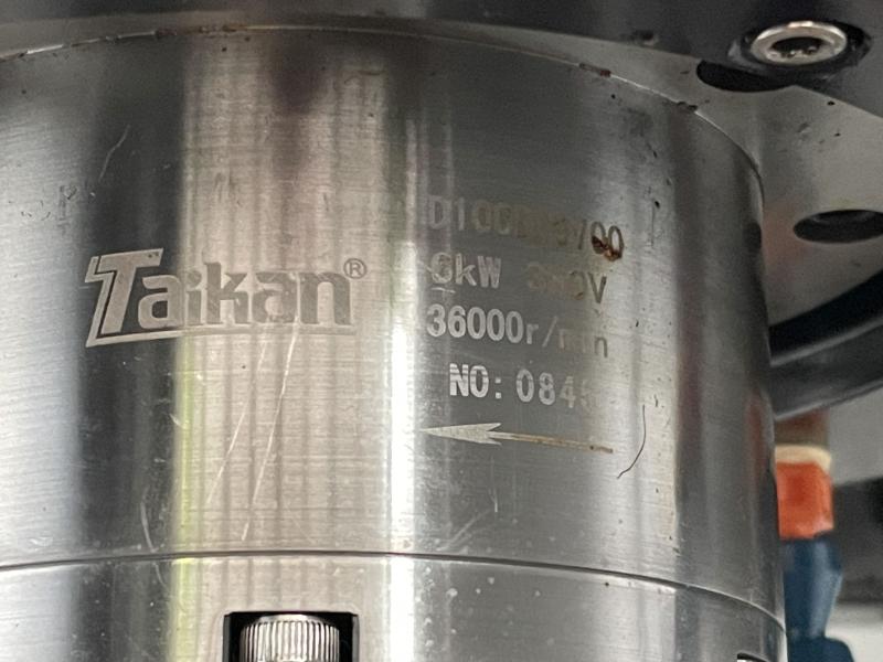 Neuwertiges CNC Vertikal Bearbeitungszentrum, Fräsmaschine