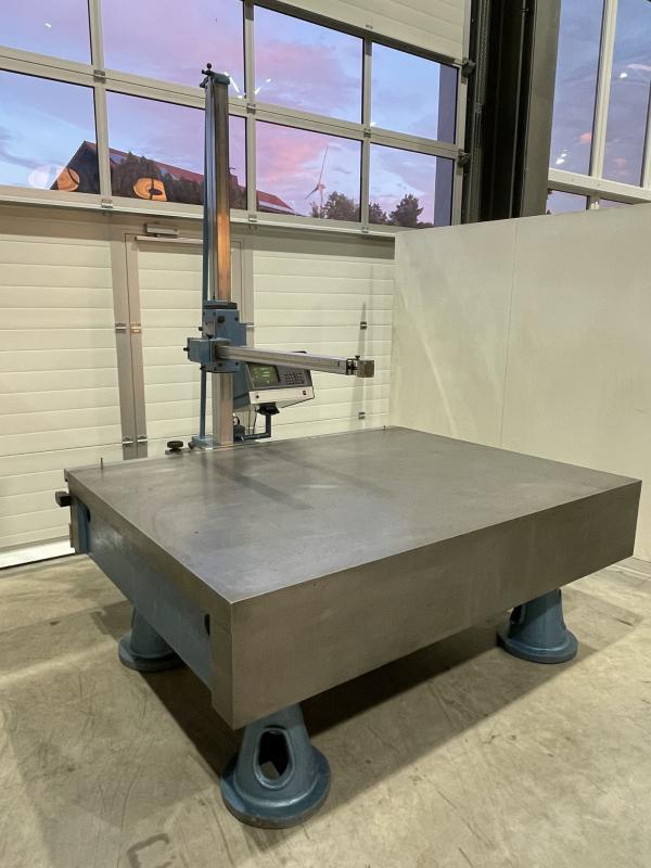 Messmaschine mit handgeführten Messarm, Mess- und Anreißplatte Stahlguß-Grauguß stark verrippt