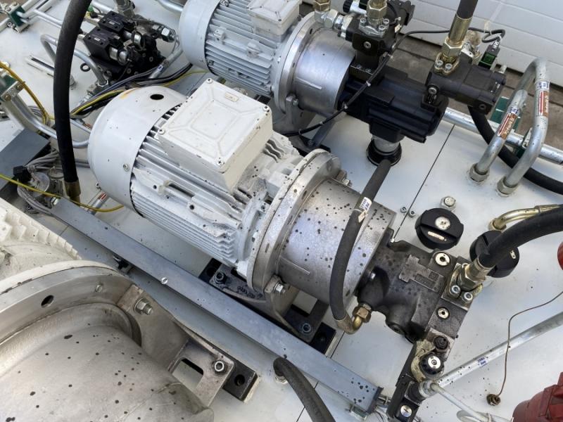 Hydraulikaggregat mit Hydraulikpumpe mit 3 Motoreinheiten bis 90 kW, bis 350 bar