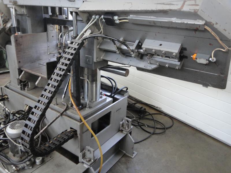 Säulengeführter Bandsäge Halbautomat bis Ø 380 mm mit Bündelspanneinrichtung und Materialanschlag