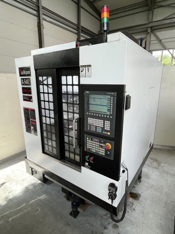 Neuwertiges CNC Vertikal Bearbeitungszentrum, Fräsmaschine