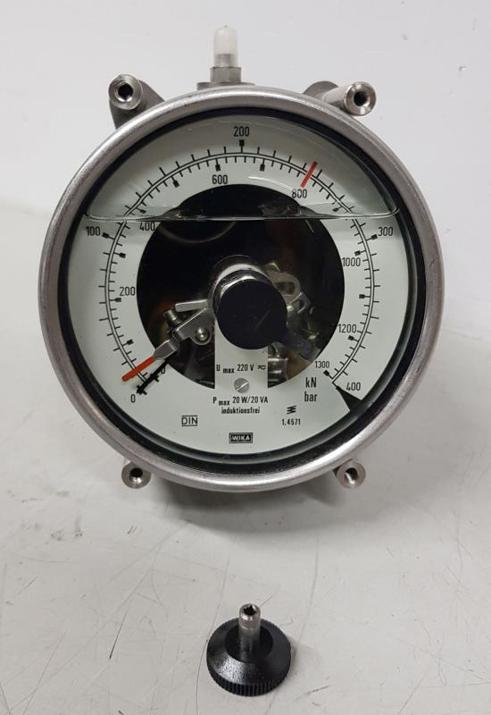 Druckschalter, Druckmessgerät mit Manometer und Kontaktschalter