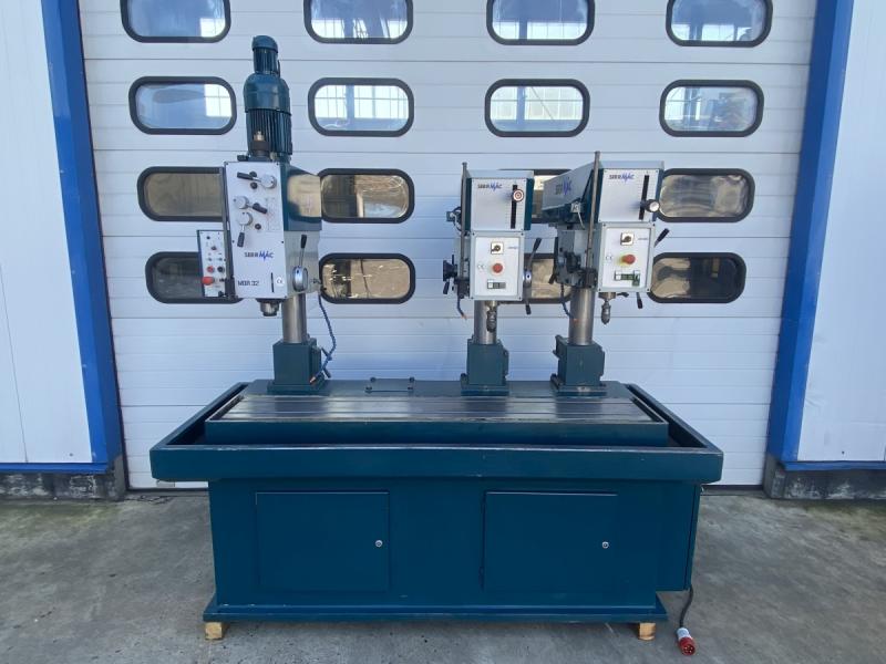 Reihenbohrmaschine mit 3 Stationen, Bohrmaschine und Gewindeschneidmaschine Reihenbohrmaschine mit 3 Stationen, Bohrmaschine und Gewindeschneidmaschine