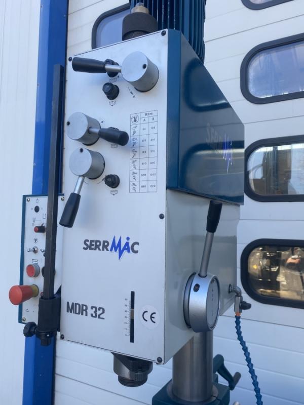 Reihenbohrmaschine mit 3 Stationen, Bohrmaschine und Gewindeschneidmaschine Reihenbohrmaschine mit 3 Stationen, Bohrmaschine und Gewindeschneidmaschine