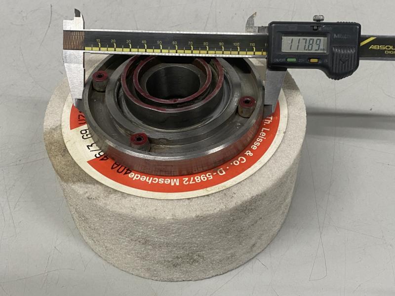 Schleifscheibenflansch mit Auswuchtgewichten für Topfschleifscheinbe, Flachschleifmaschine