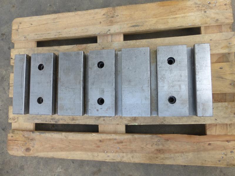 2 Stück Aufspannplatten, 1 Paar Aufspannleisten mit T-Nuten 2 Stück Aufspannplatten, 1 Paar Aufspannleisten mit T-Nuten