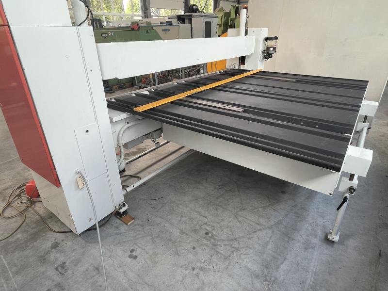 Schwenkbiegemaschine mit zusätzlichem Segment-Oberwerkzeug, Geisfußschiene