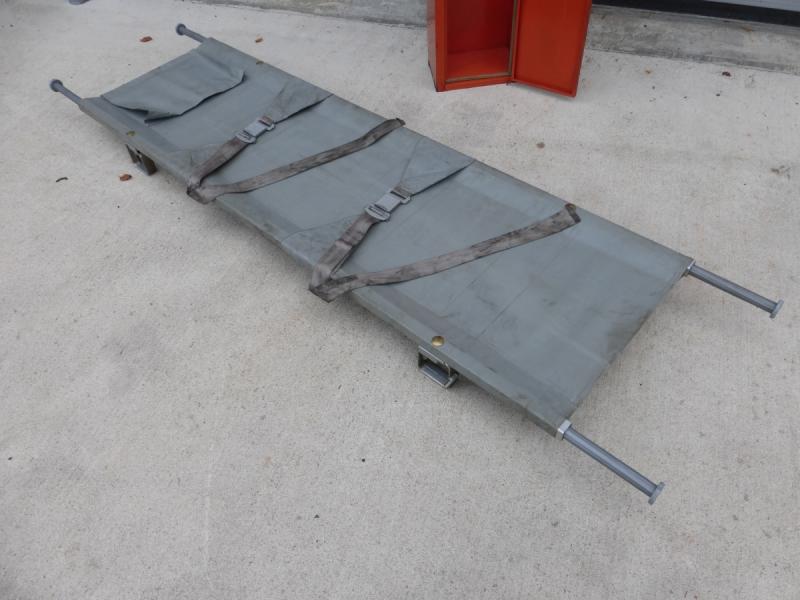 Erste Hilfe Schrank mit Krankentrage