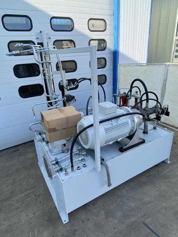 Hydraulikaggregat mit Hydraulikpumpe mit 3 Motoreinheiten bis 90 kW, bis 350 bar