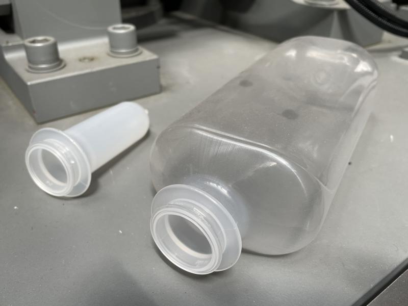 ISBM Line = Injection stretch blow moulding, Streckblasmaschine für Einweg-PET Flaschen  aus Preform