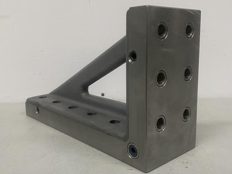 Aufspannwinkel, Winkeltisch mit Rasterbohrungen und Gewindeeinsätzen Spannturm, Präzisionswinkel