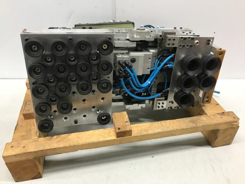 Vakuum-Hebegerät, Vakuumheber,  Sonderanfertigung als Handlinggerät für einen Industrieroboter