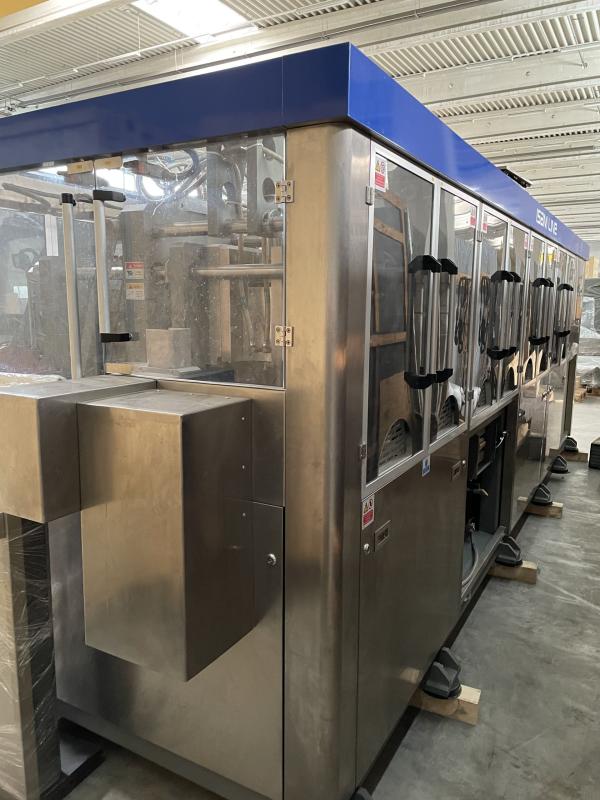 ISBM Line = Injection stretch blow moulding, Streckblasmaschine für Einweg-PET Flaschen  aus Preform