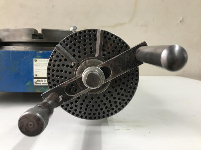 Rundtisch, Rundteiltisch mit Kurbel, Lochscheibe und Schere