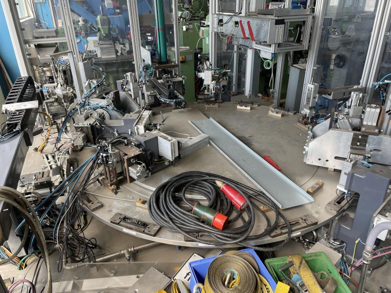 Rundtaktautomat + Hydraulikpresse TOX + Rundschalttisch, Rundtakttisch mit 16 Stationen