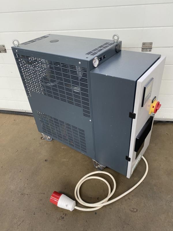 Universal Temperiergerät mit Elektroheizung und Anschlüssen für Fremdkühlung