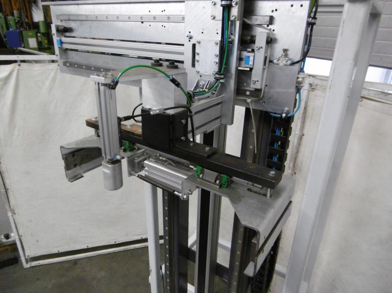 Lineareinheit, Linearachse, Portalachse mit Servoantrieb, Synchronservomotor, Elektroschlitten,  Beladeeinheit, Linearführung mit Servomotor und Pneumatikgreifer