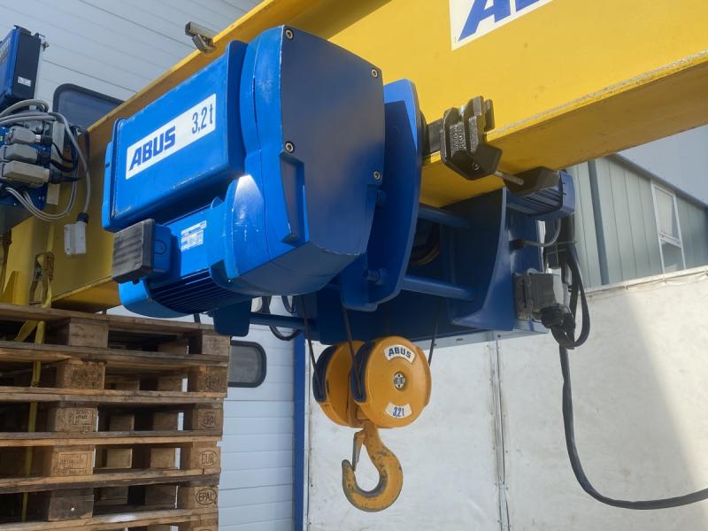 Wandschwenkkran mit Hubwerk, Schwenkantrieb und Katzfahrwerk