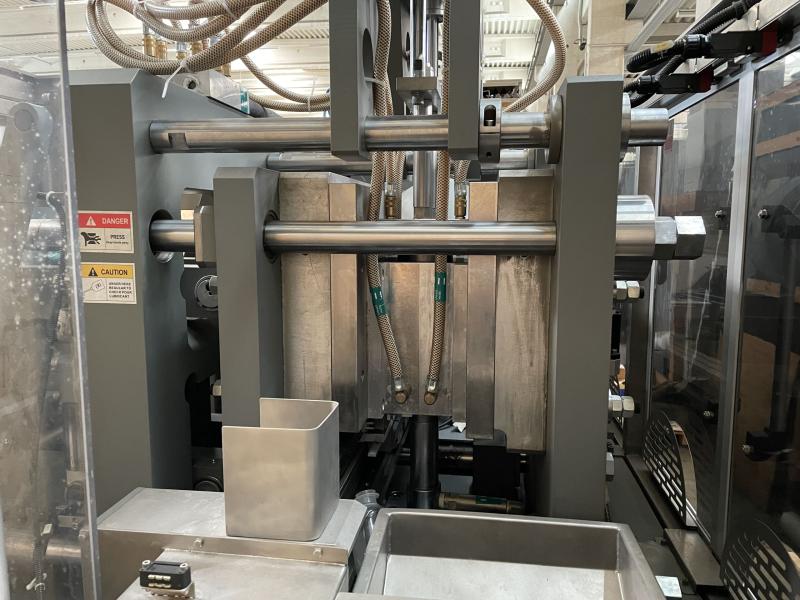 ISBM Line = Injection stretch blow moulding Streckblasmaschine für Einweg-PET Flaschen