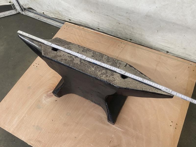 Amboss mit Rundhorn und Rechteckhorn,  Amboss Nordddeutsche Form