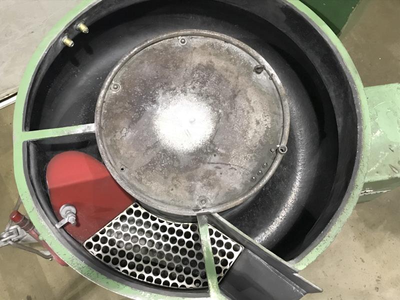 Rundtrogvibrations-Gleitschleifanlage, Vibrationsbehälter