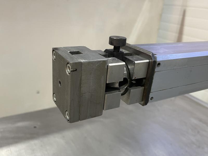 Messmaschine mit handgeführten Messarm, Mess- und Anreißplatte Stahlguß-Grauguß stark verrippt