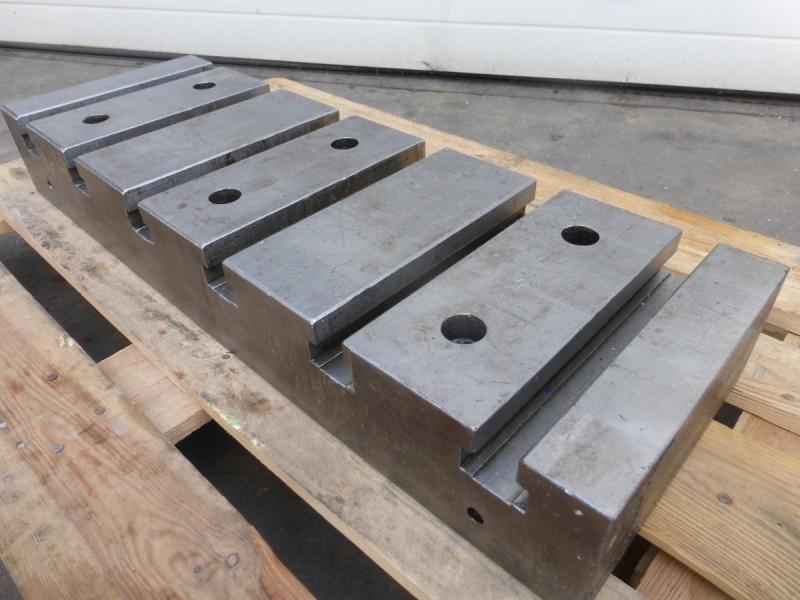 2 Stück Aufspannplatten, 1 Paar Aufspannleisten mit T-Nuten 2 Stück Aufspannplatten, 1 Paar Aufspannleisten mit T-Nuten
