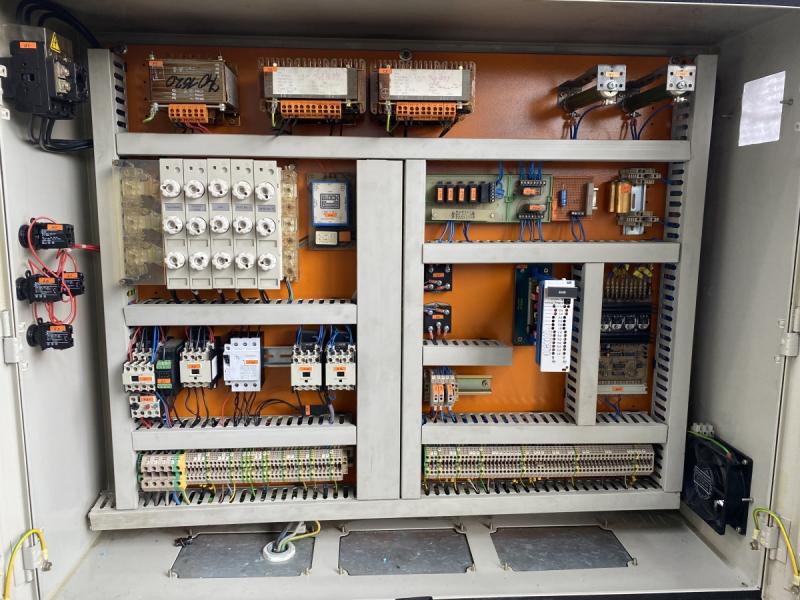 Hydraulische CNC Profil- und Nutenziehmaschine