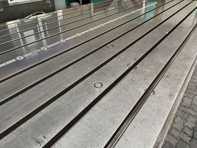 Tischeinheit von einer Portalfräsmaschine, Aufspannplatte mit T-Nuten aus Stahlguß-Grauguß