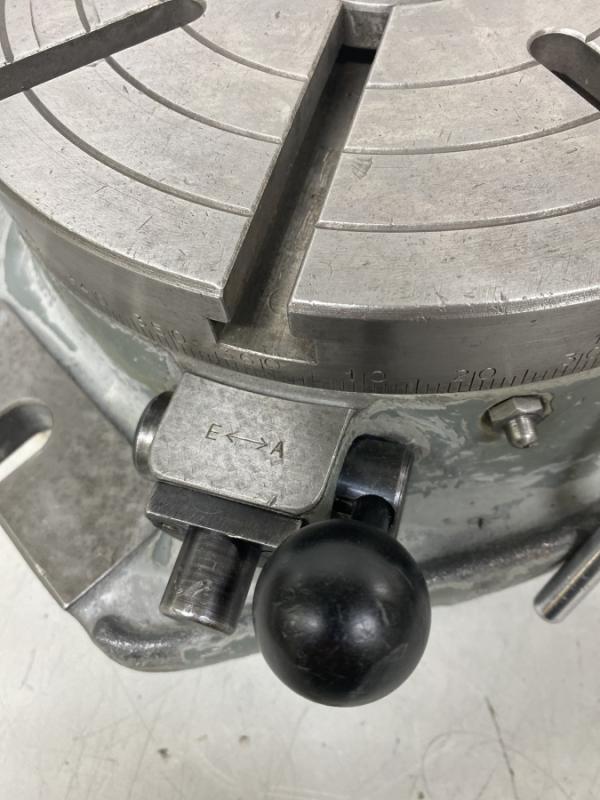 Rundtisch, Rundteiltisch mit Kurbel und Lochscheibe