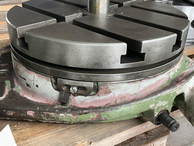 Reparaturbedürftiger Rundteiltisch mit Kurbel und Skala am Rundtisch zum direkten Teilen - DEFEKT