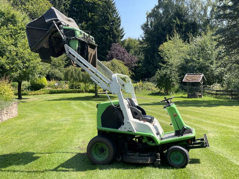 Rasenmäher, Aufsitzmäher, Großflächen-Rasenmäher mit Fangkorb und hydr. Hochentleerung