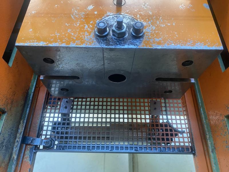 Doppelständer - Hydraulikpresse mit verstellbaren Festanschlag